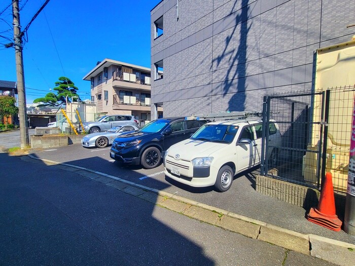 物件外観写真5　(駐車場)