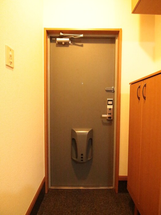 物件内観写真16　(玄関)