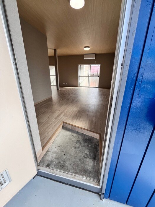 物件内観写真4　(玄関)