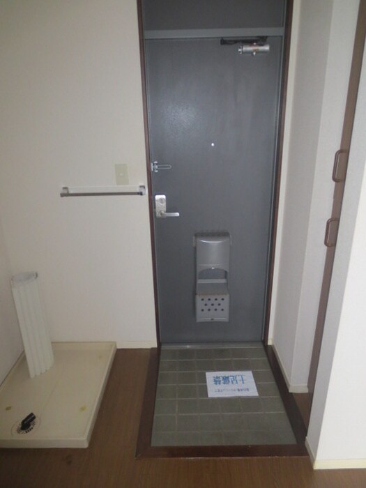 物件内観写真4　(玄関)