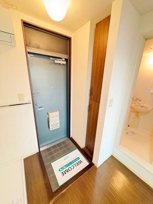 物件内観写真4　(玄関)