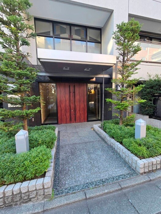 物件外観写真2　(エントランス部分)