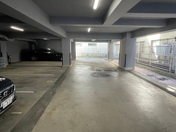 物件外観写真5　(駐車場)