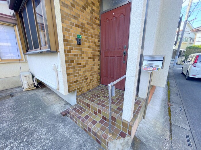 物件外観写真3　(エントランス部分)