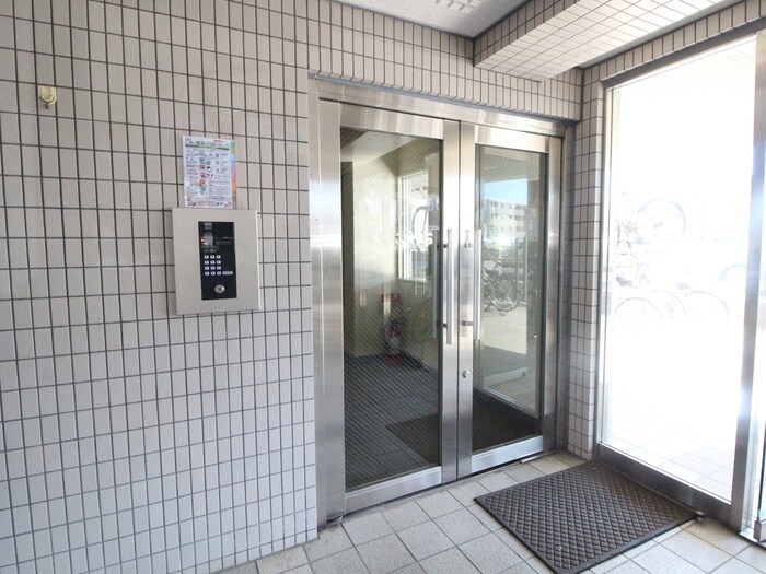 物件外観写真3　(エントランス部分)