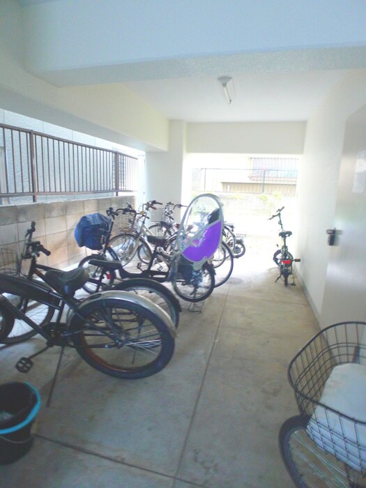 物件外観写真5　(駐輪場)