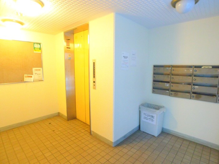 物件外観写真6　(エントランス部分)