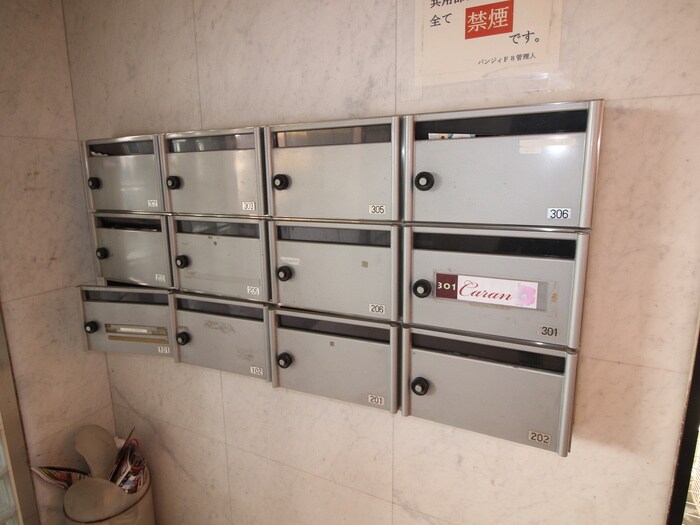 物件外観写真6　(エントランス部分)