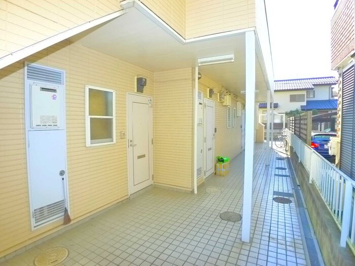 物件外観写真3　(エントランス部分)