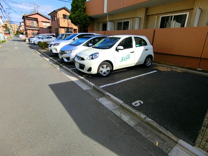 物件外観写真3　(駐車場)