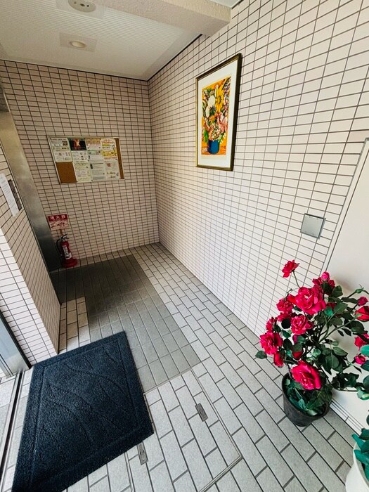 物件外観写真2　(エントランス部分)