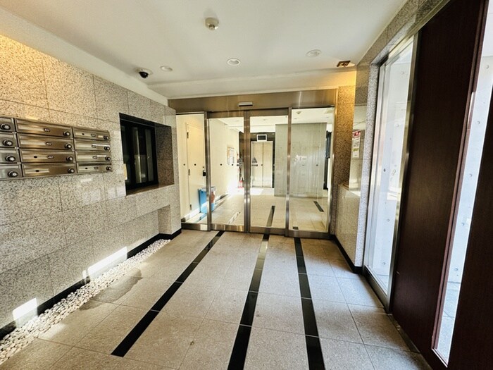 物件外観写真3　(エントランス部分)