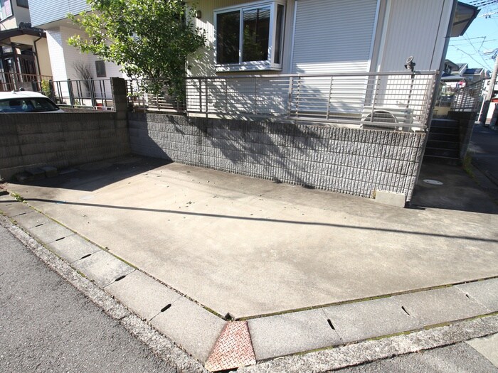 物件外観写真4　(駐車場)