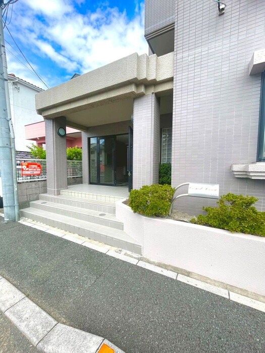 物件外観写真3　(エントランス部分)