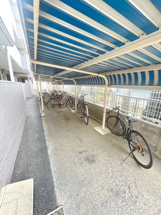 物件外観写真4　(駐輪場)