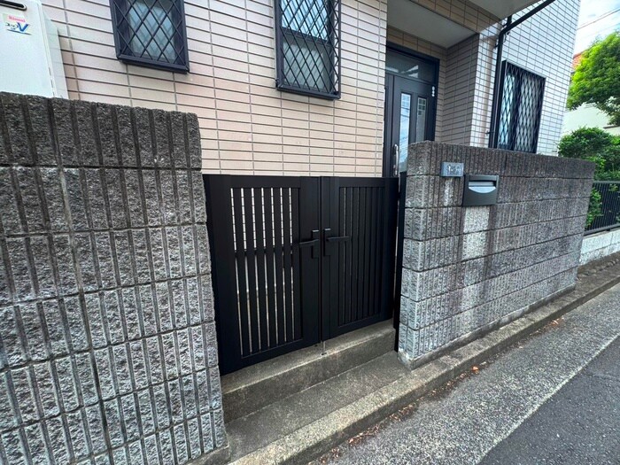 物件外観写真4　(エントランス部分)