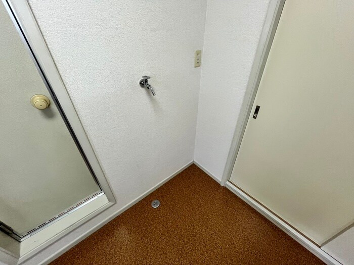 物件内観写真14　(洗濯機置場)