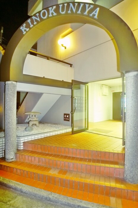 物件外観写真2　(エントランス部分)