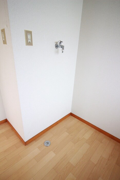 物件内観写真16　(洗濯機置場)