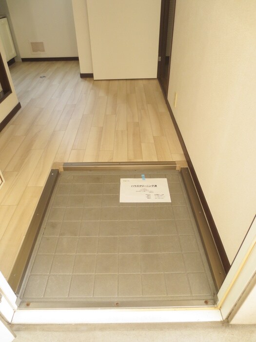 物件内観写真4　(玄関)