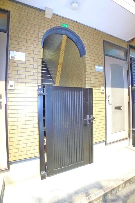 物件外観写真3　(エントランス部分)