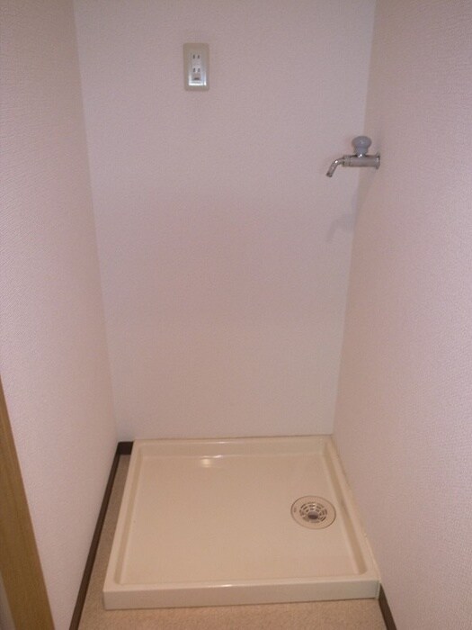 物件内観写真8　(洗濯機置場)