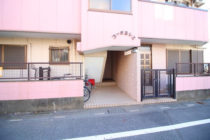 物件外観写真2　(エントランス部分)