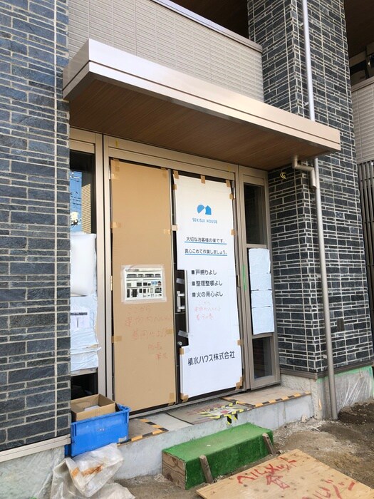 物件外観写真6　(エントランス部分)