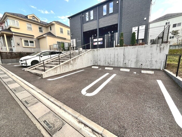 物件外観写真3　(駐車場)