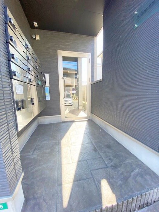 物件外観写真2　(エントランス部分)