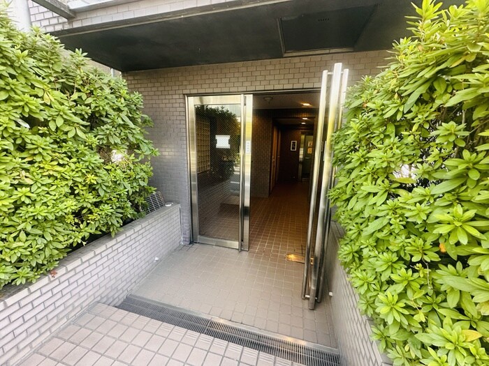 物件外観写真2　(エントランス部分)