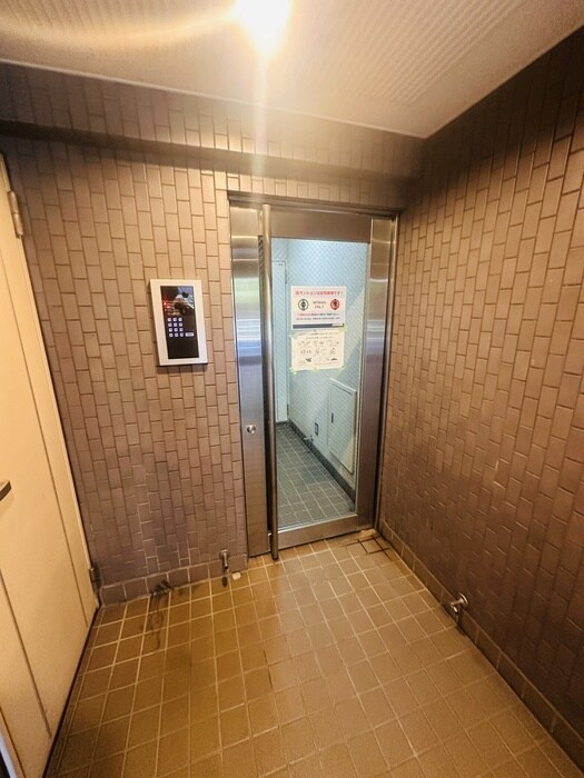 物件外観写真4　(エントランス部分)