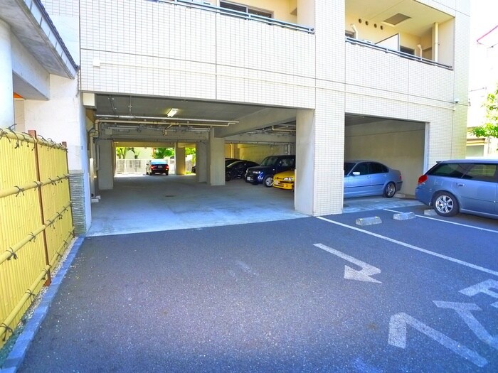 物件外観写真5　(駐車場)