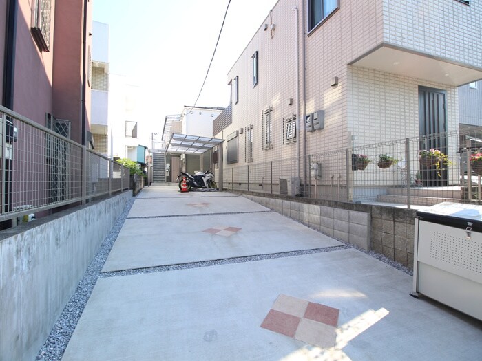 物件外観写真6　(エントランス部分)