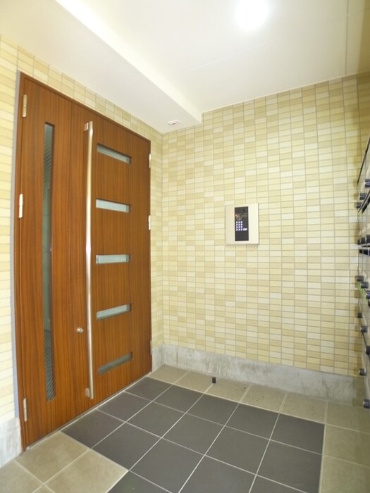 物件外観写真2　(エントランス部分)
