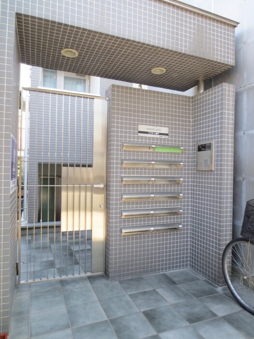 物件外観写真6　(エントランス部分)