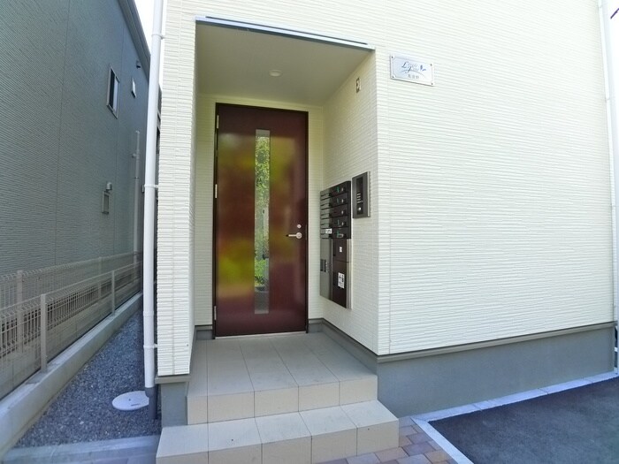 物件外観写真2　(エントランス部分)