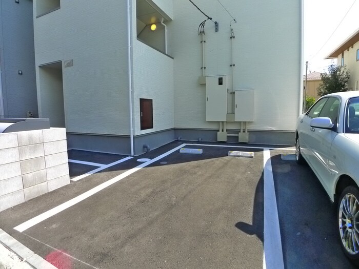 物件外観写真3　(駐車場)