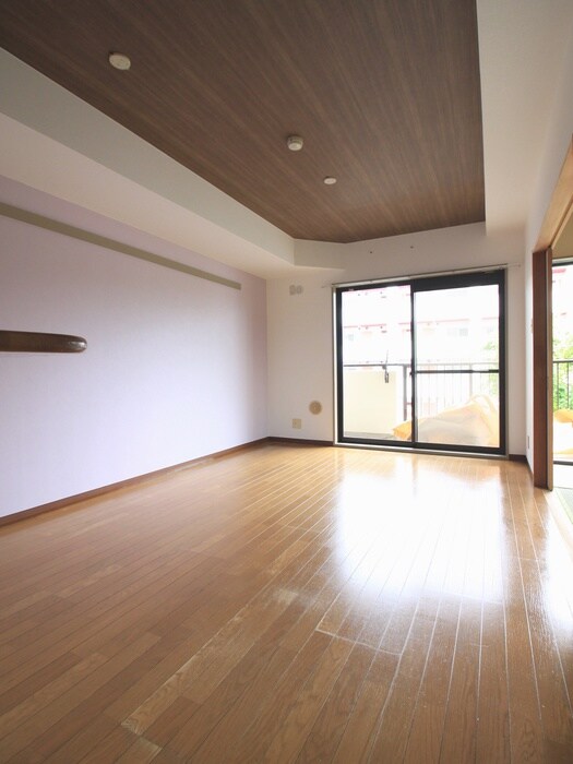 物件内観写真6　(室内からの展望)