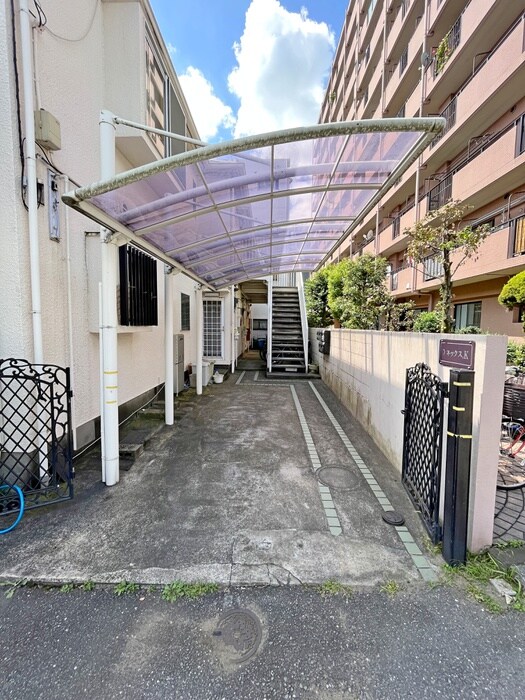 物件外観写真2　(エントランス部分)