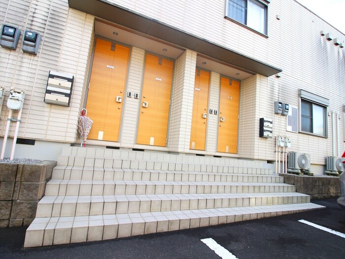 物件外観写真3　(エントランス部分)