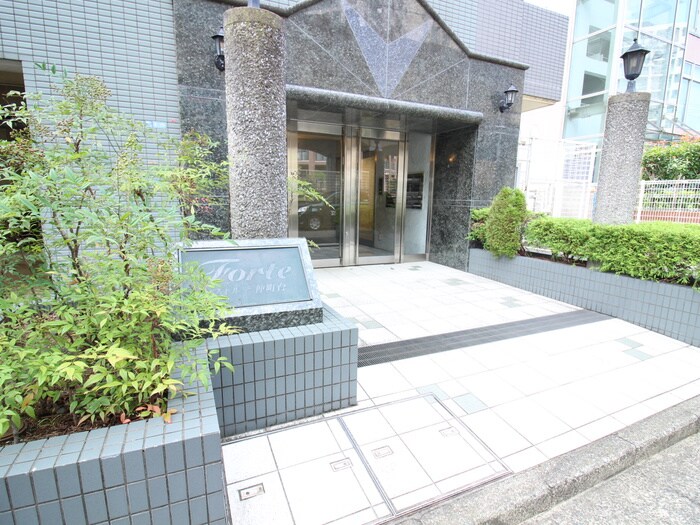 物件外観写真4　(エントランス部分)