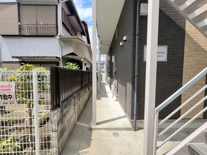 物件外観写真2　(エントランス部分)