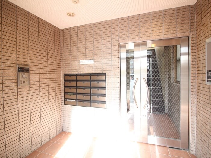 物件外観写真2　(エントランス部分)