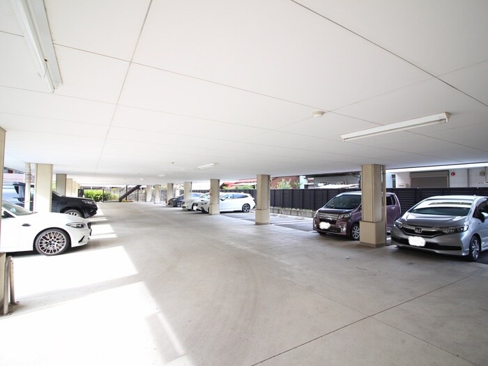 物件外観写真3　(駐車場)