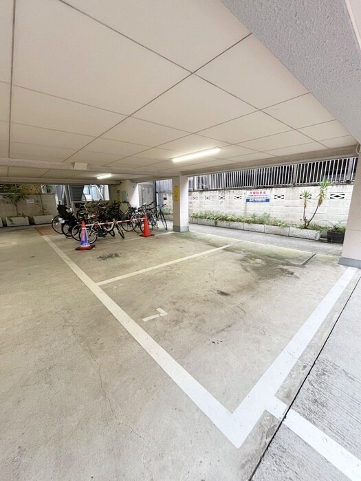 物件外観写真4　(駐車場)