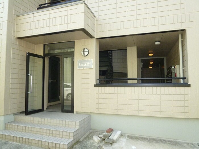 物件外観写真4　(エントランス部分)