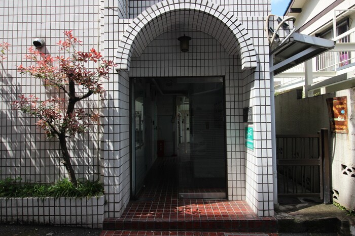 物件外観写真3　(エントランス部分)