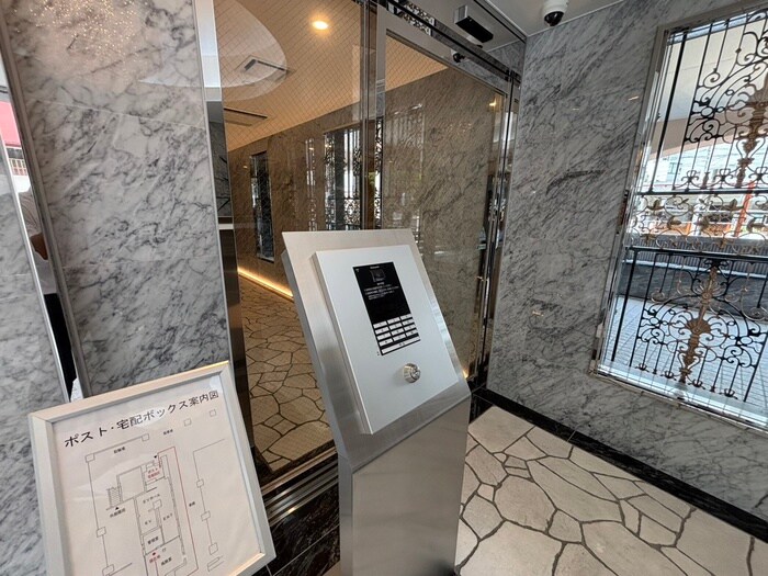 物件外観写真4　(エントランス部分)