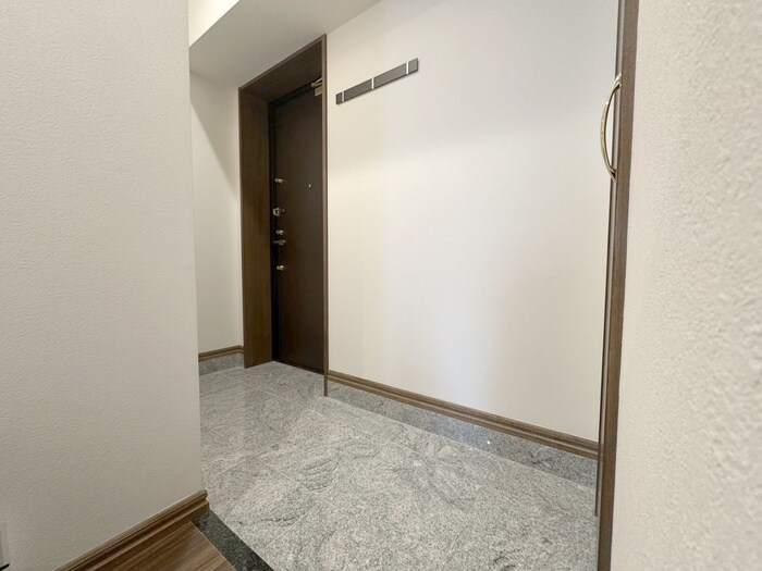 物件内観写真16　(玄関)